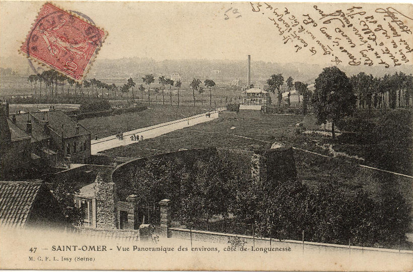 On aperçoit la rue de longueville qui à l'époque était le chemin faubourien qui menait au village de Longuenesse.